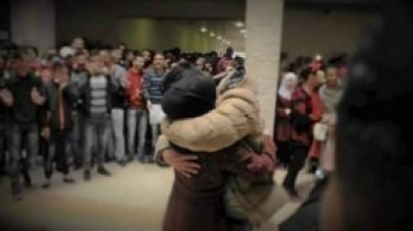 طالب يفصل من جامعة خضوري بسبب عناق خطيبته
